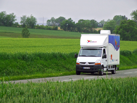 camion Diabsat dans la campagne gersoise)